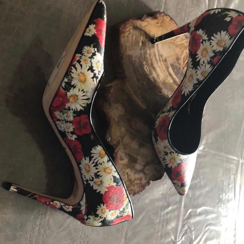 Gorgeous floral dolce & gabbana pumps